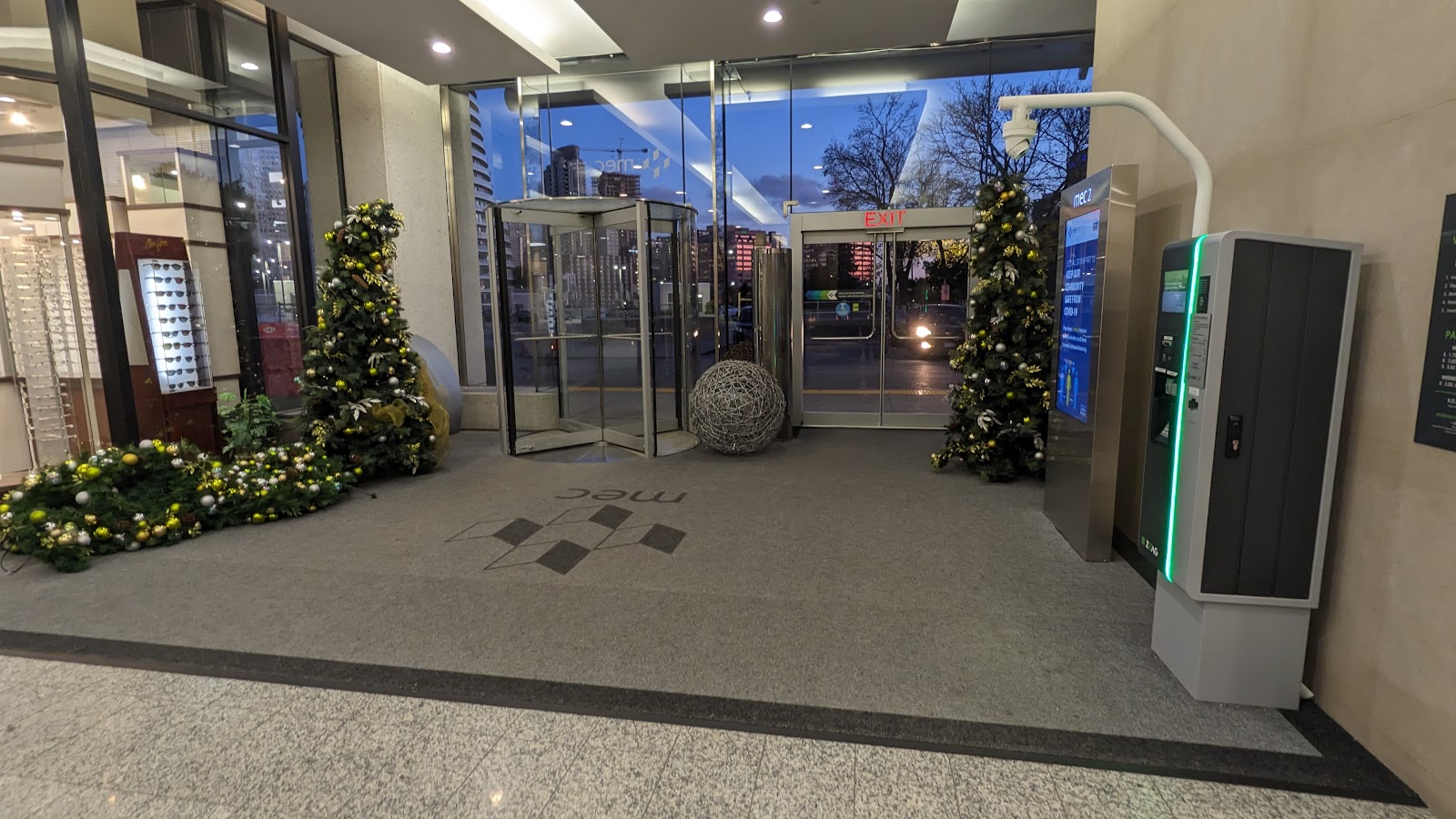 Regus - Mississauga Executive Centre 2 - photo by Eugene A. via Google